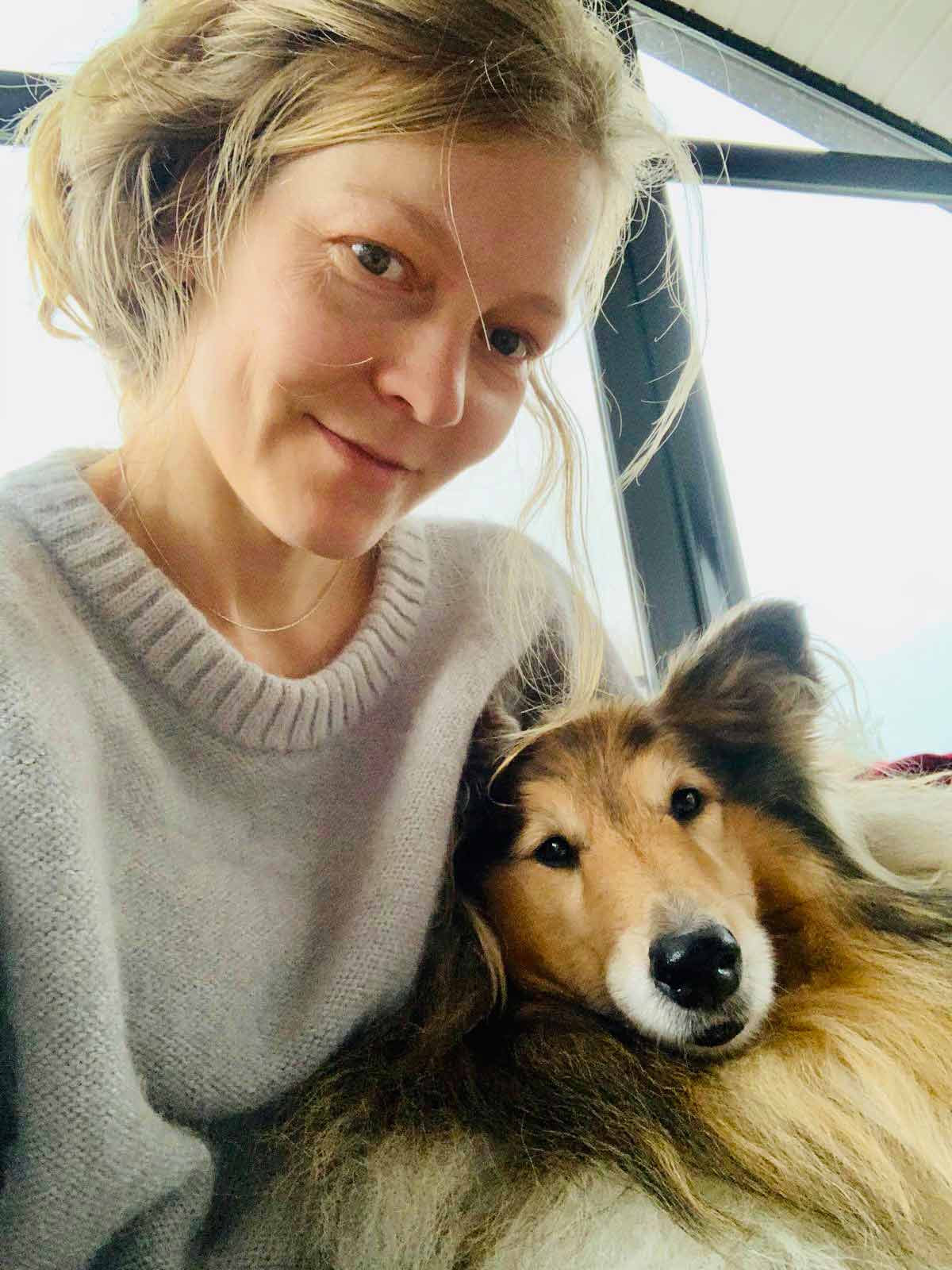 Kundin der Tierkommunikatorin, Katja, schaut mit ihrem Collie Hund Joschi liebevoll und dankbar in die Kamera.